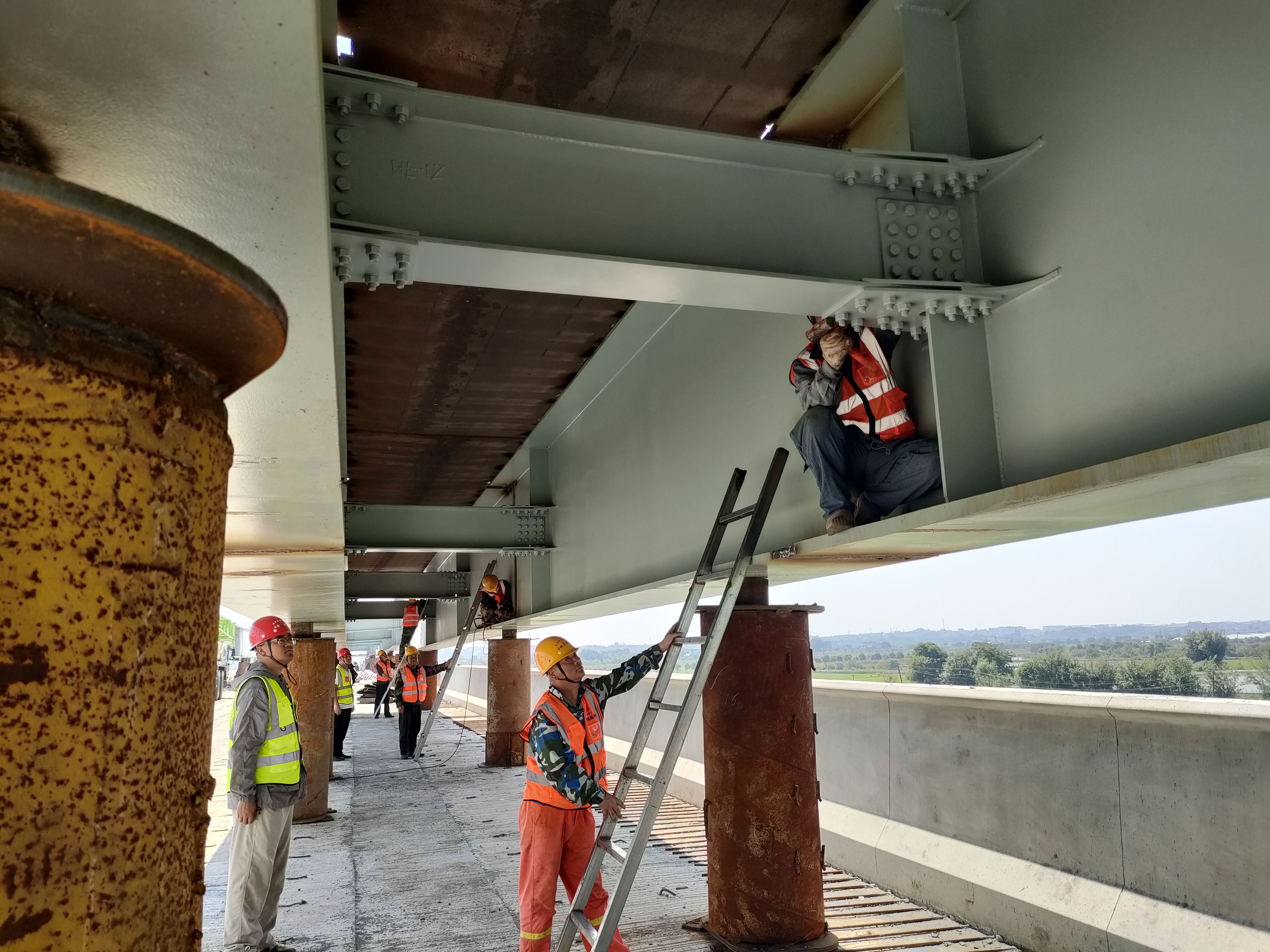 铜商高速-工人师傅在举行桥面吊机拼装.jpg 铜商高速-工人师傅在举行桥面吊机拼装.jpg