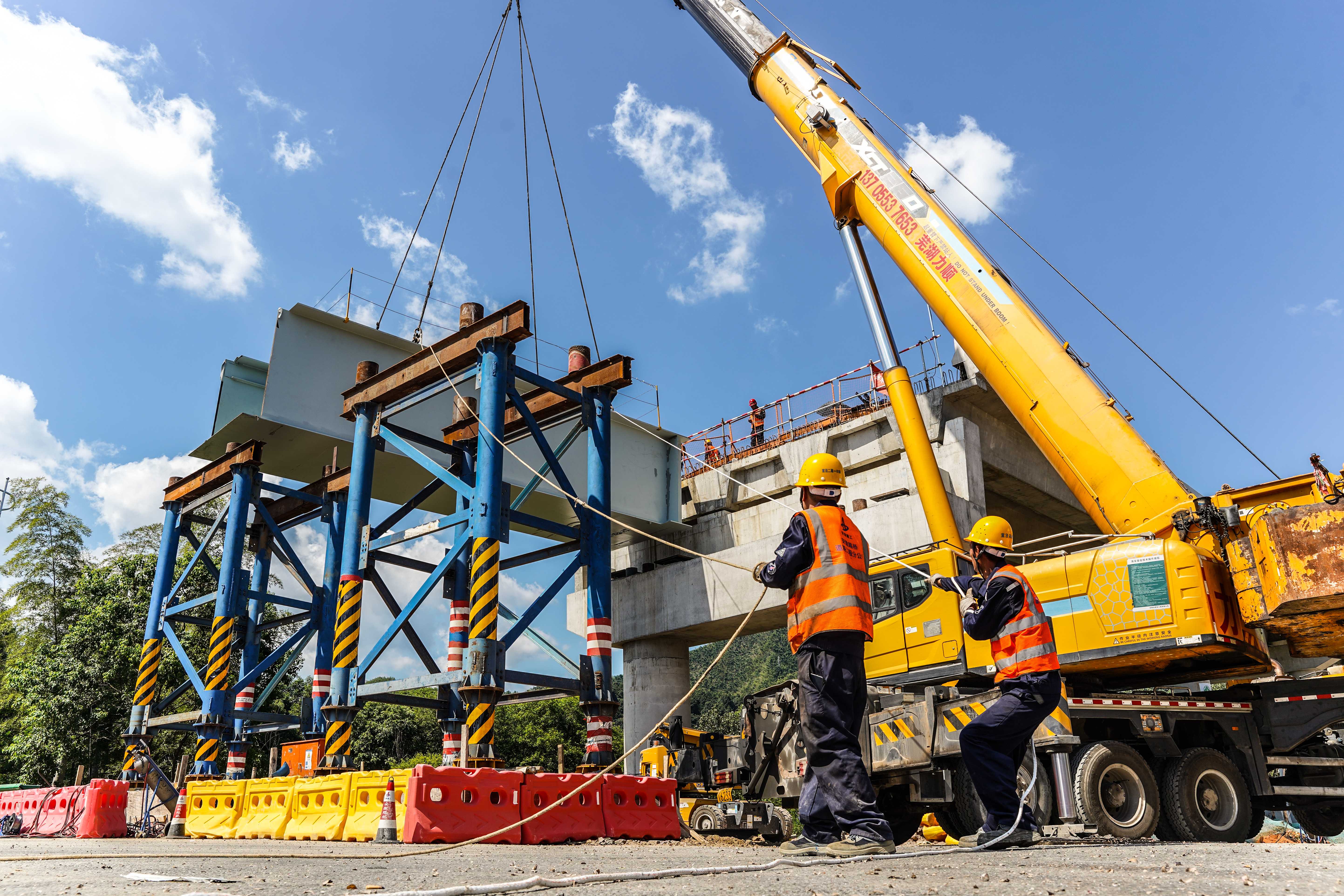 宣泾高速-工人师傅在举行钢箱梁吊装作业.jpg 宣泾高速-工人师傅在举行钢箱梁吊装作业.jpg
