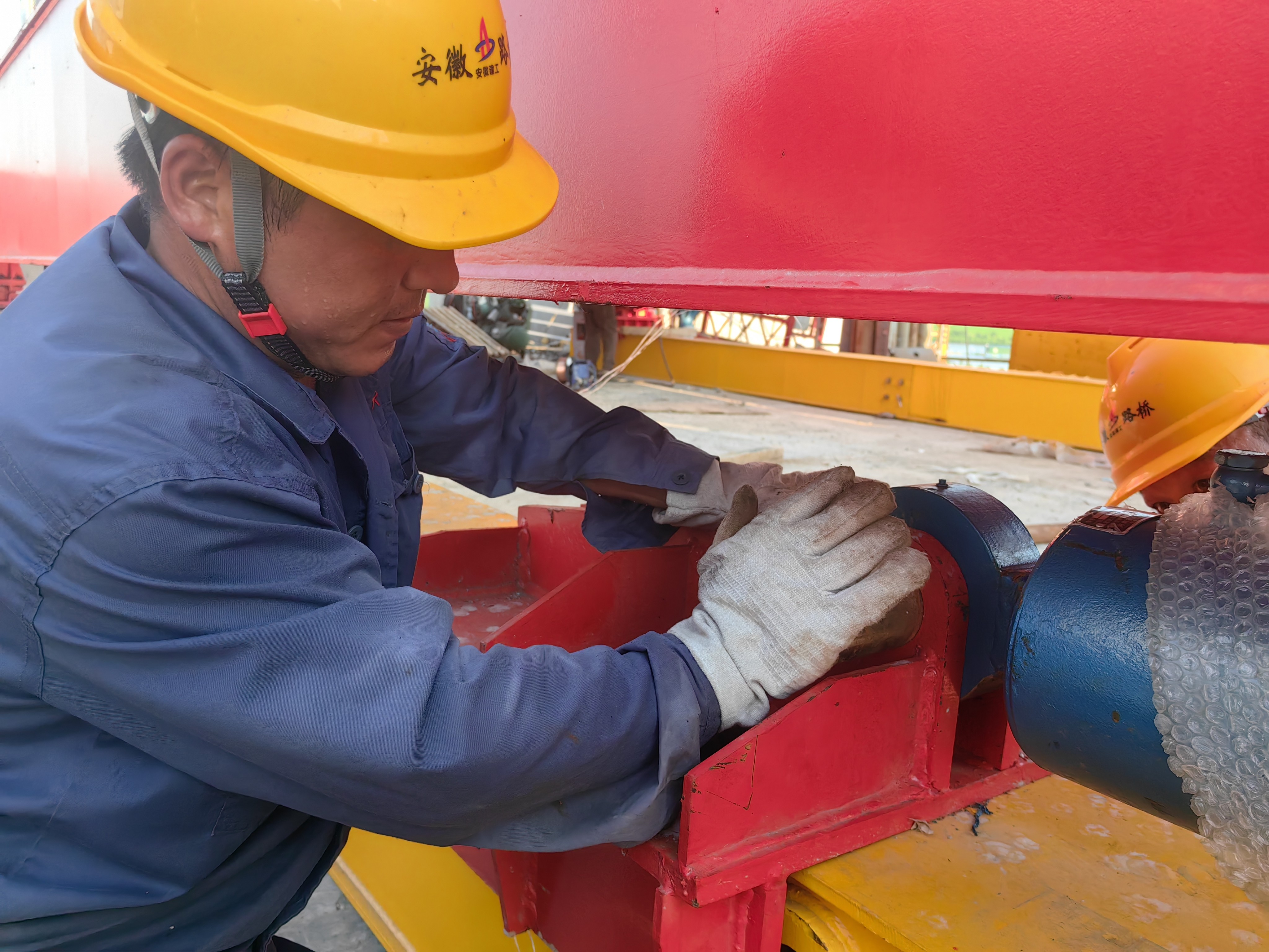 合周高速-工人师傅在举行桥面吊机拼装.jpg 合周高速-工人师傅在举行桥面吊机拼装.jpg