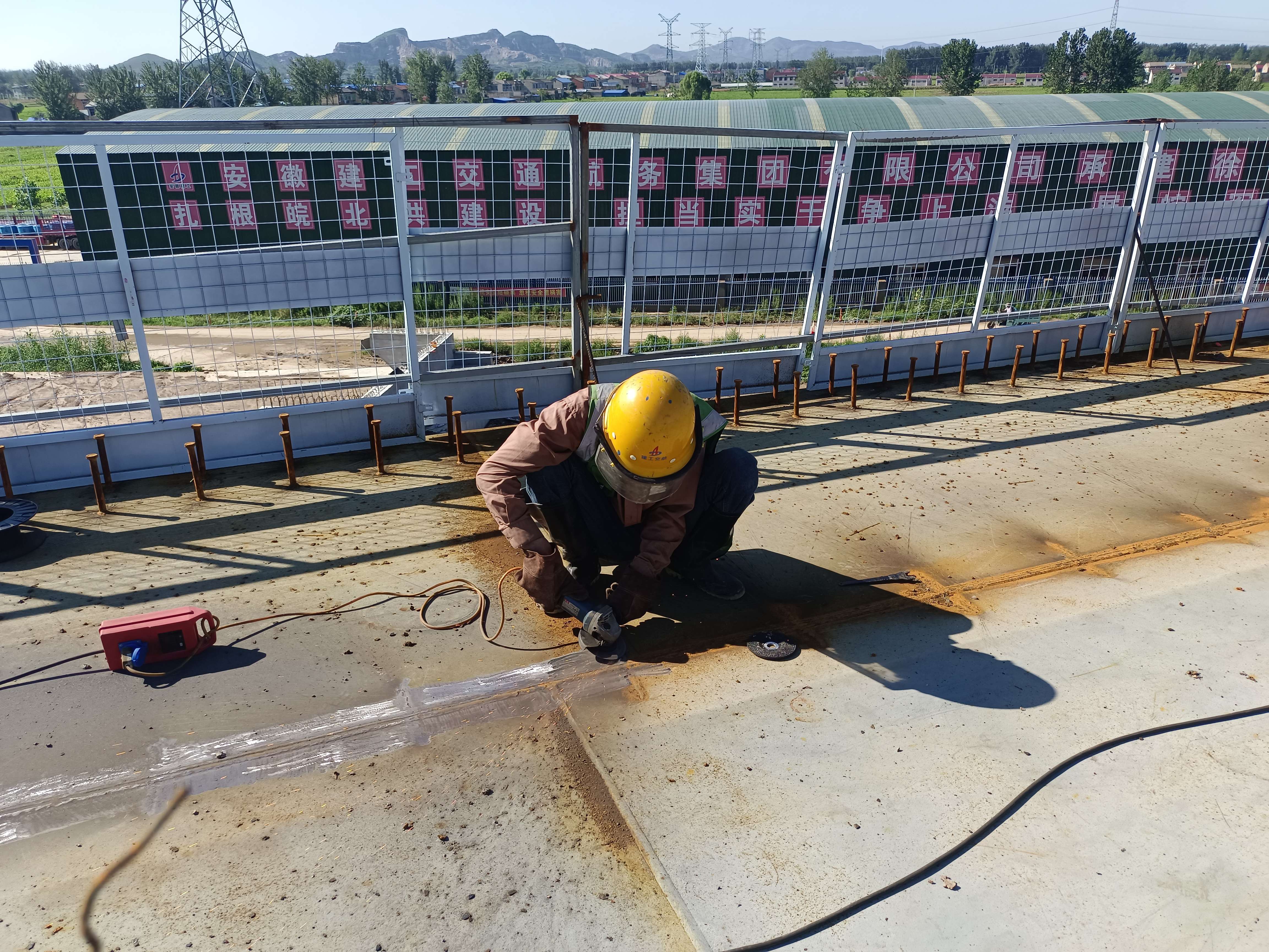 徐淮阜宿州段-工人师傅在举行桥面焊缝打磨.jpg 徐淮阜宿州段-工人师傅在举行桥面焊缝打磨.jpg