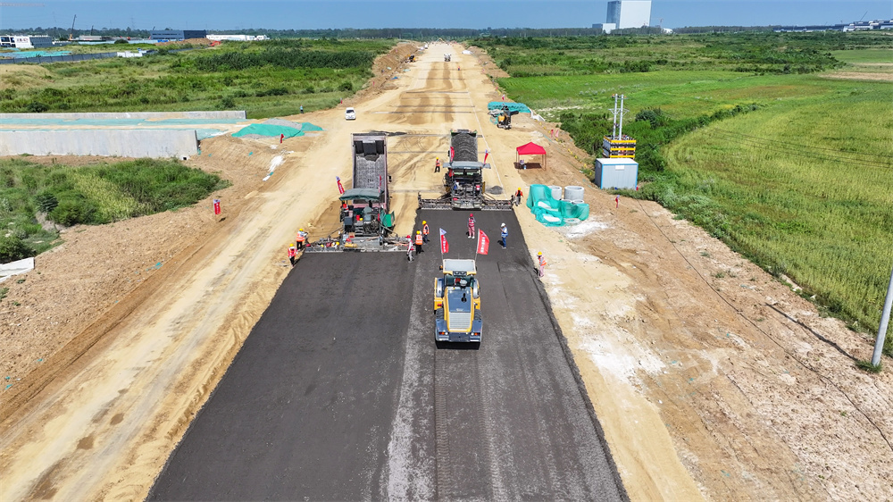 科学岛北路水稳摊铺240909(12).jpg